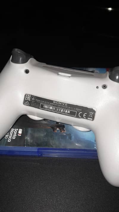 PS4 slim used with controller and free game (jailbreak can be done)