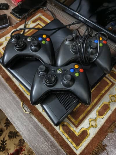 XBOX 360 SLIM WITH 3 CONTROLLER