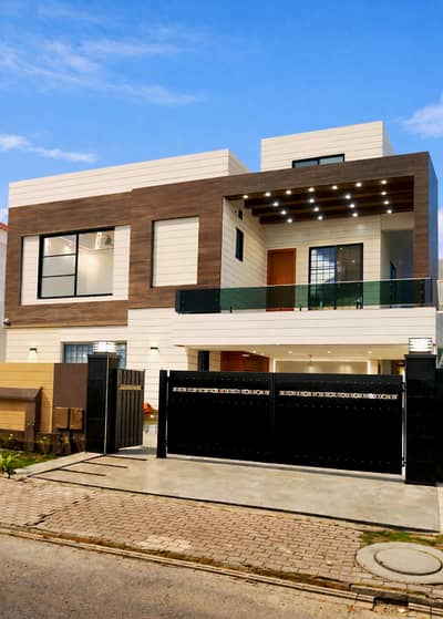 1 KANAL BRAND NEW MODERN HOUSE FACING PARK WITH SOLID CONSTRUCTION OR REASONABLE PRICE FOR SALE IN BAHRIA TOWN.