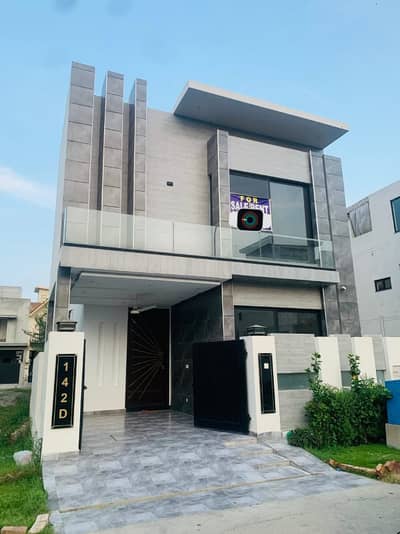 5 MARLA ELEGANT AND FULLY MAINTAINED SUPER HOT LOCATED BUNGALOW IS AVAILABLE IN THE BEST BLOCK OF DHA LAHORE.