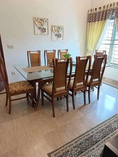 Dining Table & Chairs in Amazing Condition