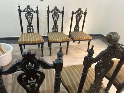 selling dining table  and 2  showcase good condition