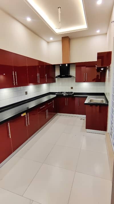 UPPER PORTION 3 BEDROOM STORE PARKING FOR RENT