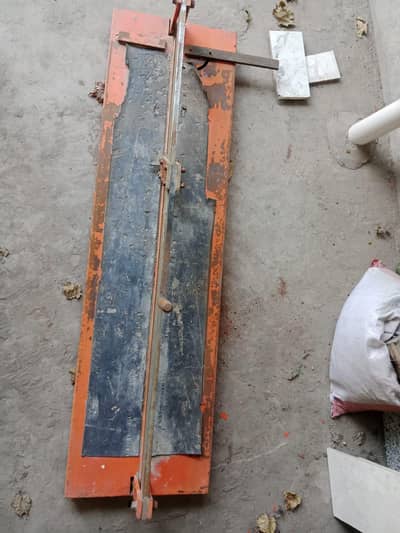 Tile cutting machine