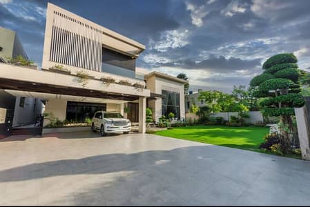 24MARLA HUGE LAWN HOUSE NEAR RAYA GOLF OWNER NEEDY