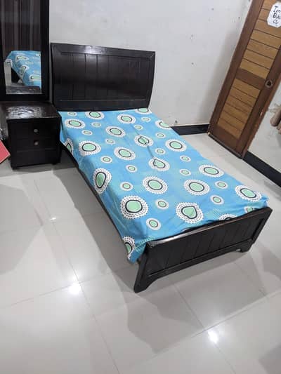 2 SIngle beds and dressing table