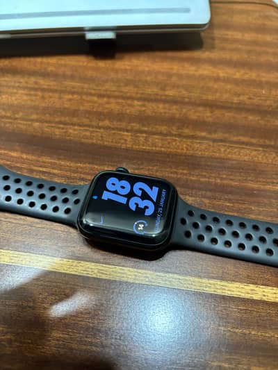 Apple Watch SE2 - 10/10 condition - Original Box and Charger
