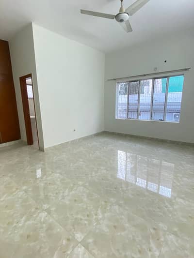 1 kanal Upper Portion 3Bedrooms Attach Bathrooms DD Separate Gate