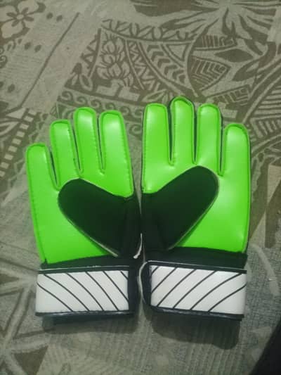 Football goalkeeper gloves