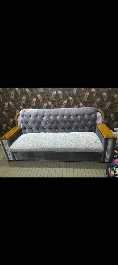 فریش کنڈیشن میں ایک صوفہ سیٹ ایک بیڈ سپرنگ والے میٹرس کے ساتھ میں0