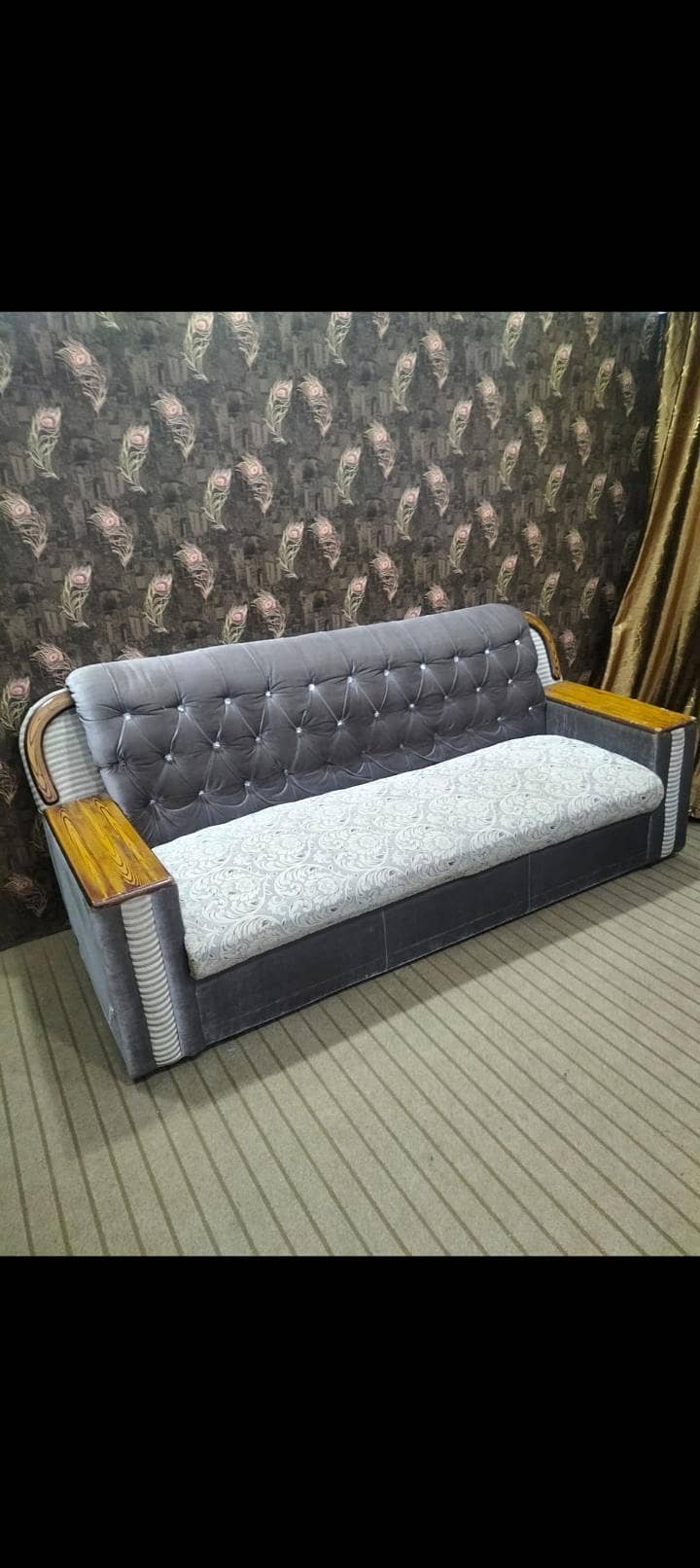 فریش کنڈیشن میں ایک صوفہ سیٹ ایک بیڈ سپرنگ والے میٹرس کے ساتھ میں0 1