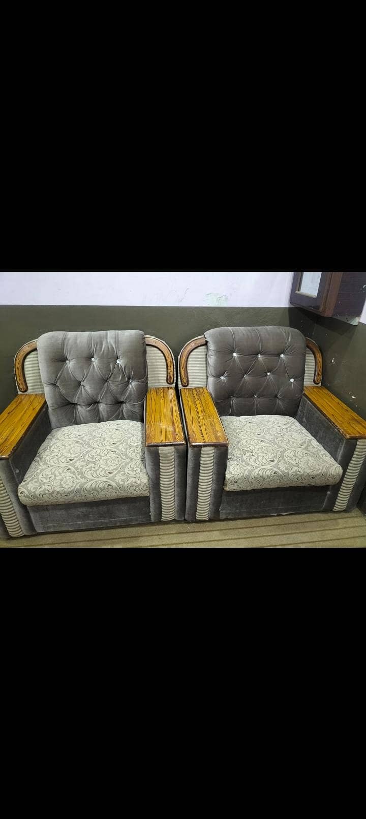 فریش کنڈیشن میں ایک صوفہ سیٹ ایک بیڈ سپرنگ والے میٹرس کے ساتھ میں0 2