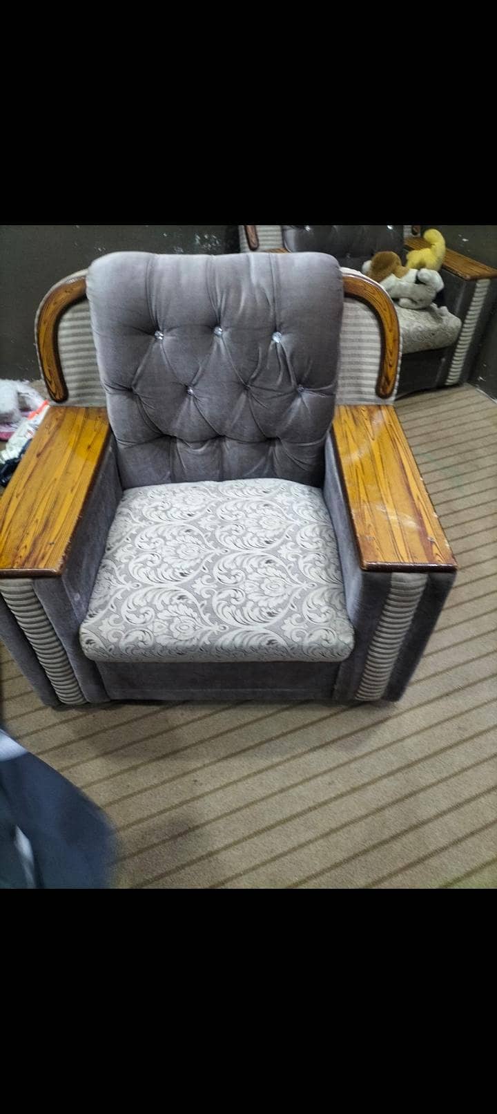 فریش کنڈیشن میں ایک صوفہ سیٹ ایک بیڈ سپرنگ والے میٹرس کے ساتھ میں0 3