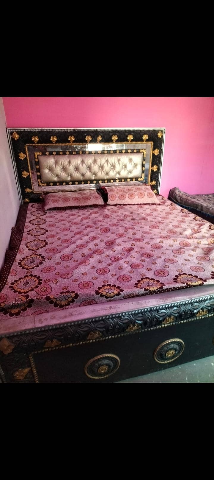 فریش کنڈیشن میں ایک صوفہ سیٹ ایک بیڈ سپرنگ والے میٹرس کے ساتھ میں0 4