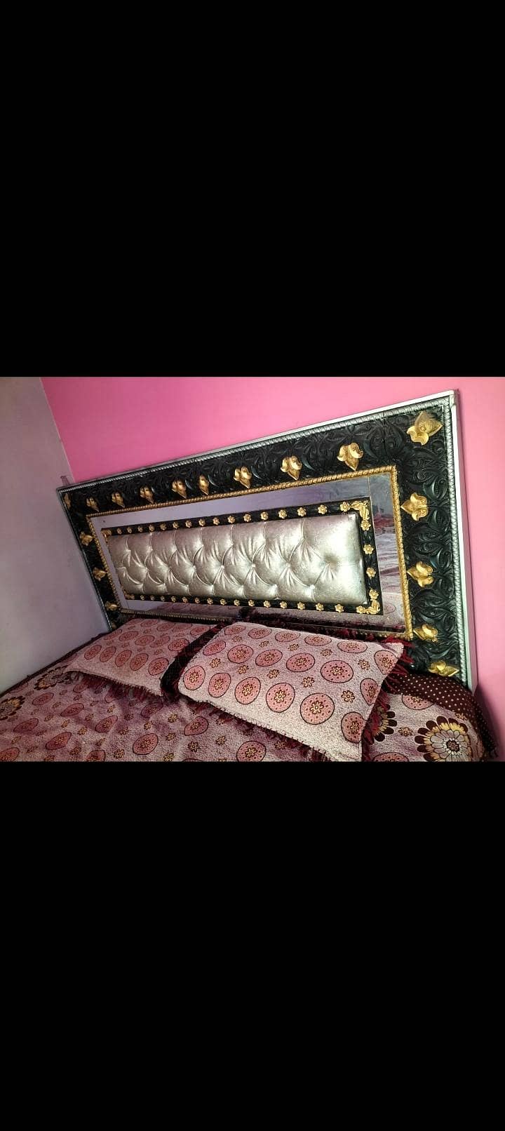 فریش کنڈیشن میں ایک صوفہ سیٹ ایک بیڈ سپرنگ والے میٹرس کے ساتھ میں0 5