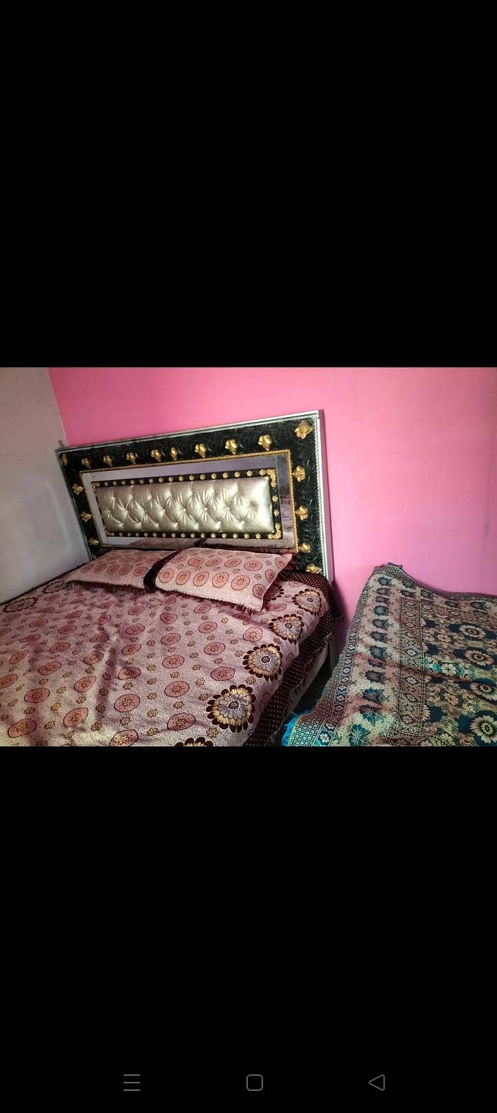 فریش کنڈیشن میں ایک صوفہ سیٹ ایک بیڈ سپرنگ والے میٹرس کے ساتھ میں0 6