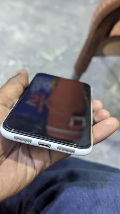 iphone XR 64 gb good condition back thori see break hai