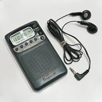 Vintage Aiwa CR-DS15 Pocket AM/FM Digital Stereo Radio with Good Recep