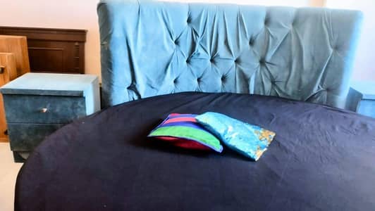 Round bed with mattress and 2 side tables