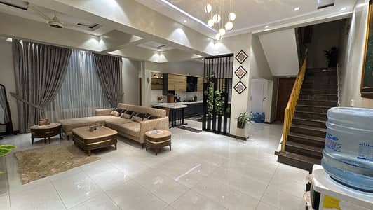 Facing Park Bungalow Vip Location   350 Square Yard 6 Bed Dd Full Renovated