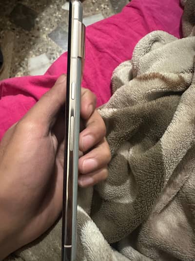 pixel 7 pro mint condition 12/128 hazel  only minor dead pixels spot