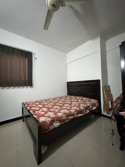 Bed with 2 side tables