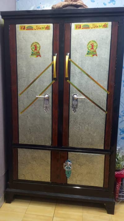 A GOOD CONDITION NO DAMGED METAL ALMARI