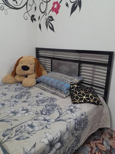 new iron bed 1 year used