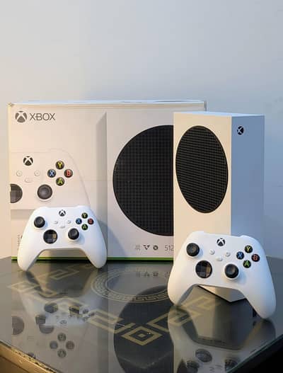 Xbox Series S 512 GB With 2 Controllers and original Accessories