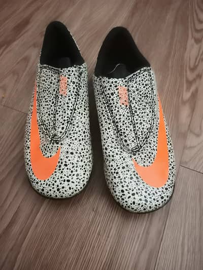 Football shoe / studs