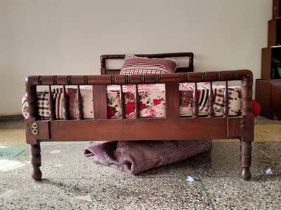 All ok condition lakri ka single bed
