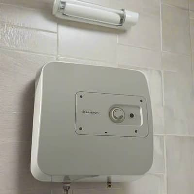 Selling Ariston Electric Instant Geaser at through away price