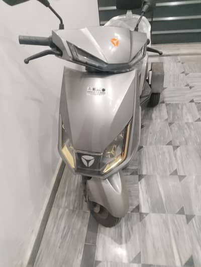 yadea T5 Scooty