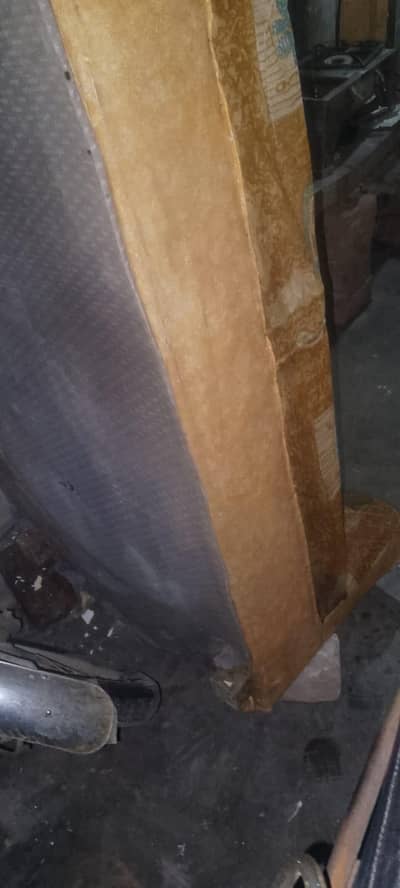 Ghar me jagh nahi h is Liye sell kear Raha ho