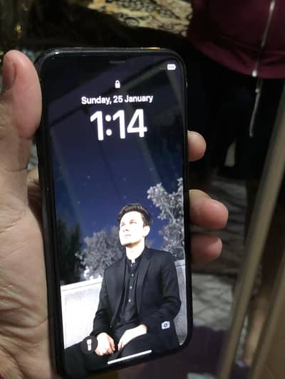 i phone 11 pro. . . 64 GB. . . . oky pcs hn. . batry health 77 hn