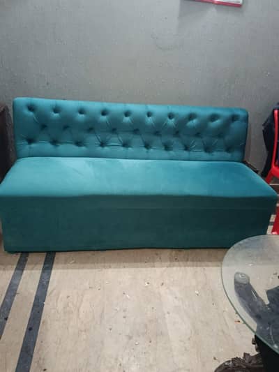 beautiful sofa with velvet pushesh for sale