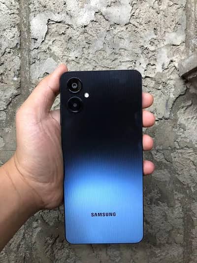 Samsung galaxy  a06 10 by 10 4/128gb in black colour