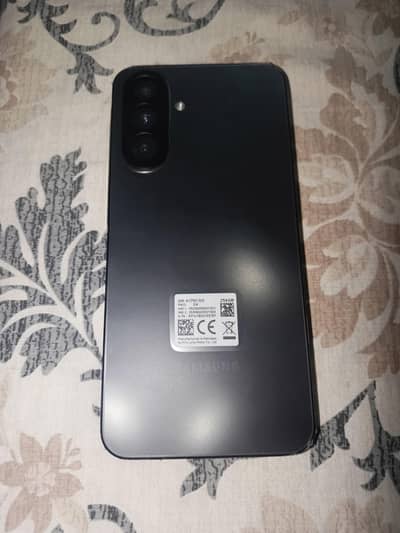 I am sale Samsung A17 (8 256GB)  do din use ha full warranty box ava