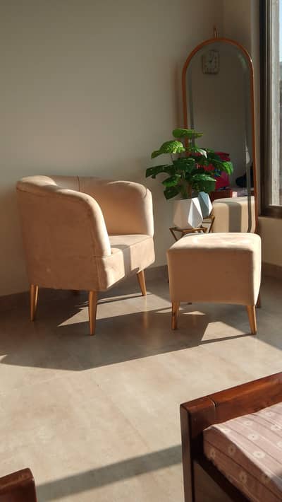 Elegant single sofa seater with Ottoman -Like new