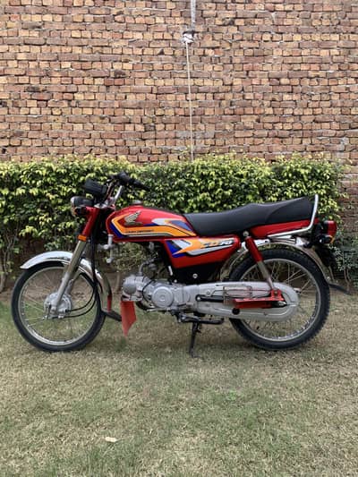 Honda CD70 2025