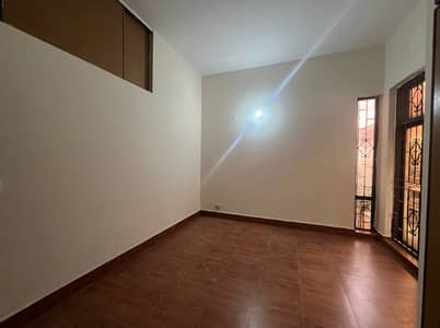 01 KANAL SINGLE STORY LOWER PORTION AVAILABE FOR RENT