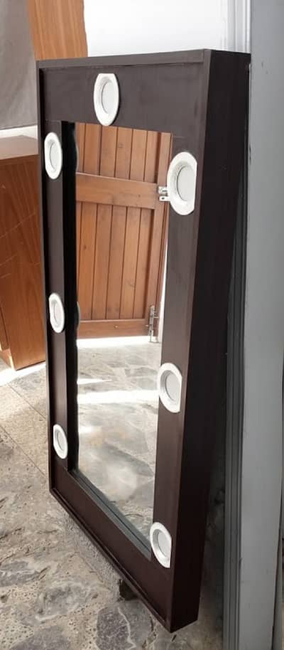 Lightning Mirror Dressing Frame