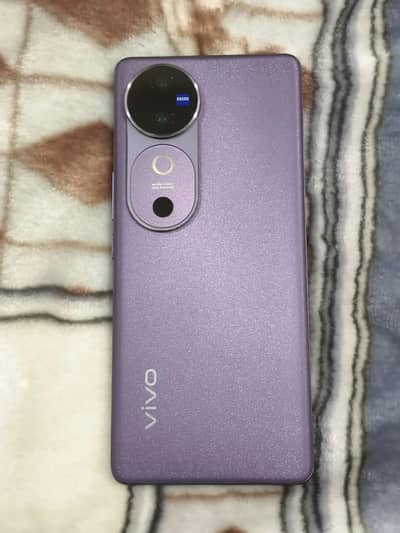 V40 in good condition with original accessories and box