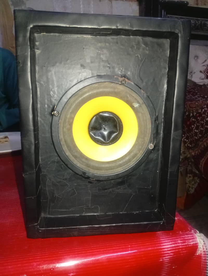 تین عدد بوفر والے سپیکر دو چار انچ کے ایک تین انچ کا 2