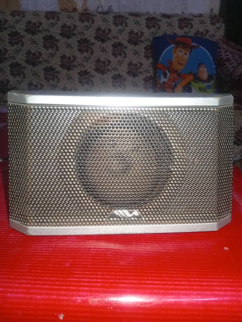 تین عدد بوفر والے سپیکر دو چار انچ کے ایک تین انچ کا 4