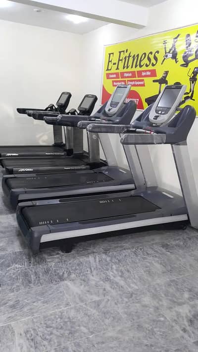 (Gjrnwla) Life Fitness USA Comercial Treadmills