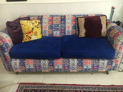 Spacious cmfrtabl sofa   Few months used