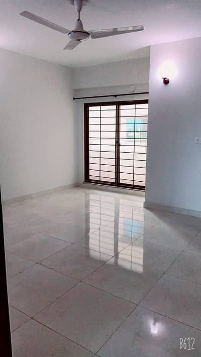 Well-Maintained 3rd Floor Apartment For Sale Ideal Location Next To Park!