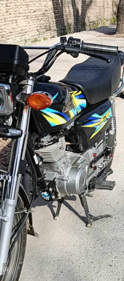 2024model Islamabad Ka number laga hua ha double Saman may