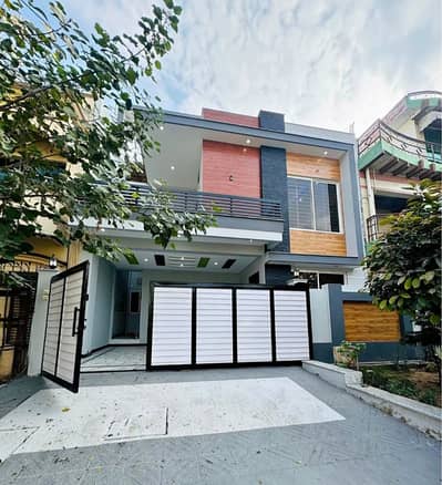 BEAUTIFUL 8 MARLA HOUSE FOR SALE